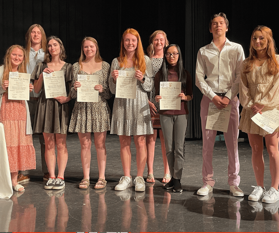 Miembros de la Sociedad de Honor de EHS Induct